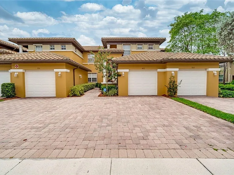 8012 NW 128th Ln — Photo 1