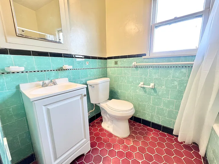 Charming Vintage 1BD/1BA Upstairs Corner Unit Near 7th Street | On-Site Laundry — Photo 9
