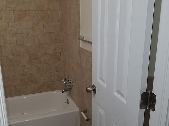 5th image of 549 Allengrove St APT B
