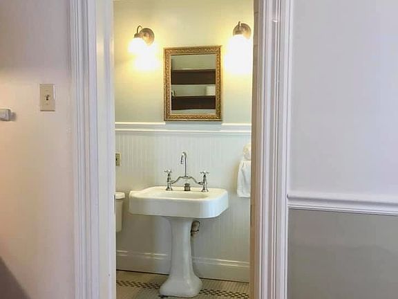 5th image of 610 E 4th St N #4