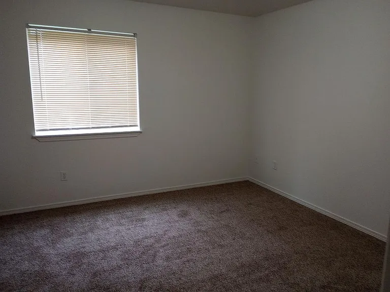 Vessey Park Apartments — Photo 36