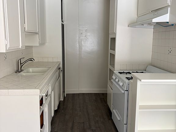 3rd image of 847 9th St APT 4