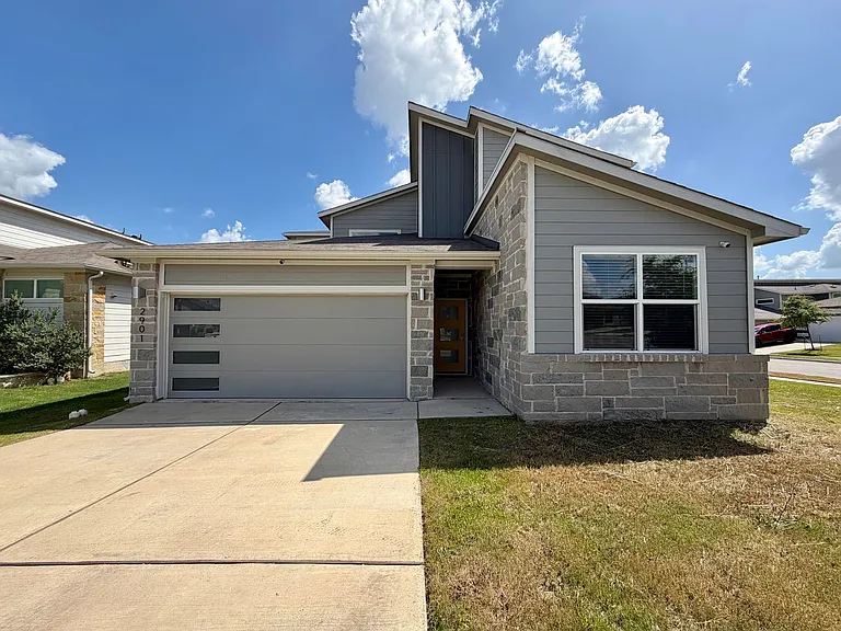 2901 Louris Ln — Photo 1