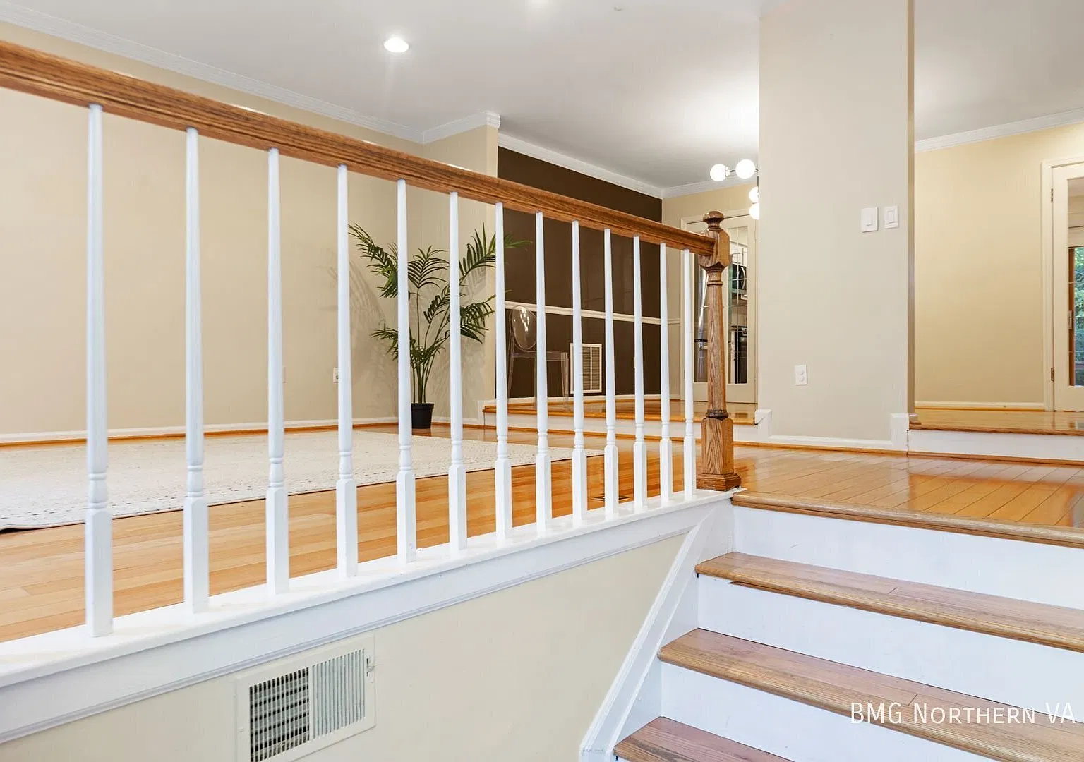 Attractive 3-Bedroom Townhome in Willow Creek Community — Photo 3