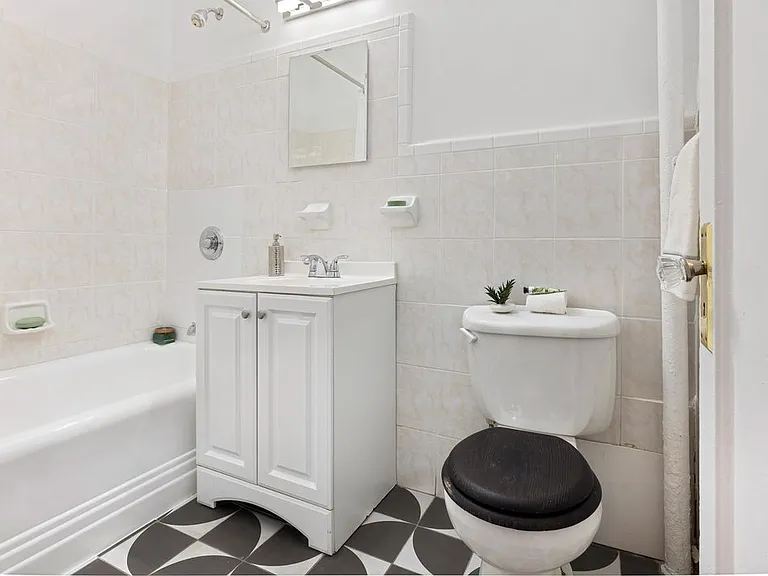 240 E 24th St #3B — Photo 6