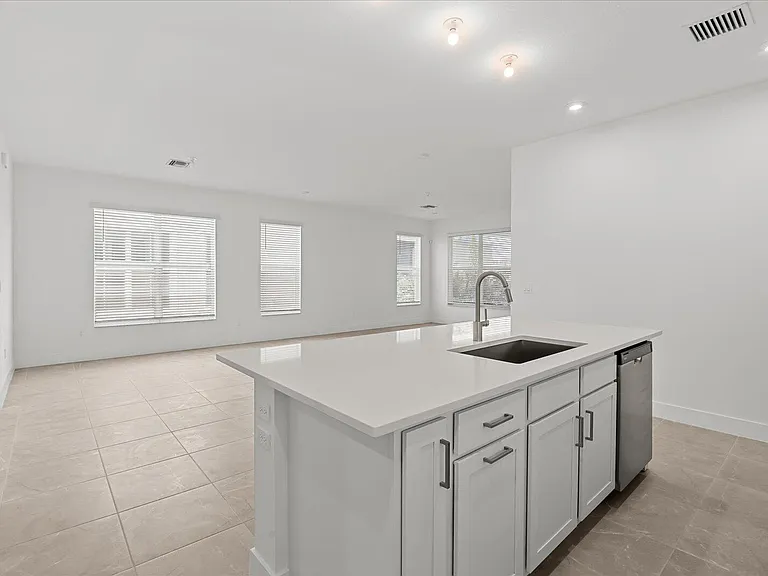 890 SW Newfield Pkwy — Photo 16