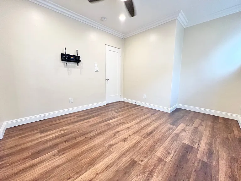 235 Pomona — Photo 10