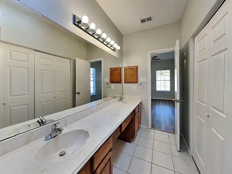 1395 Chinaberry Dr — Photo 8