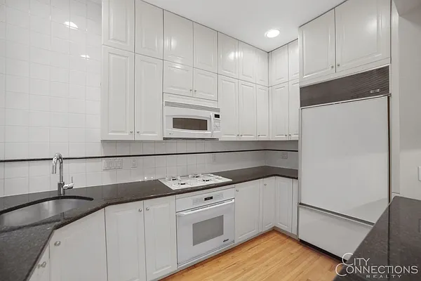 Rented by City Connections Realty | media 7