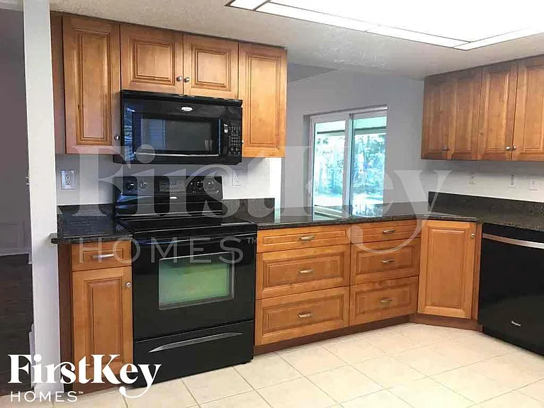 833 Wee Burn St — Photo 7