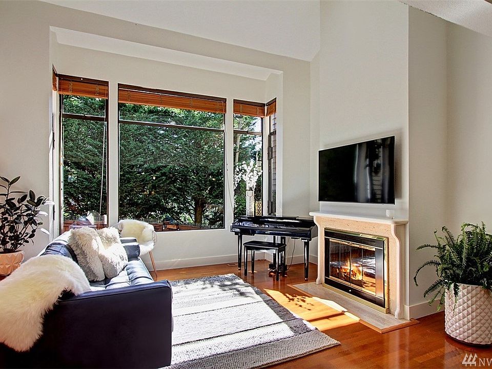 1st image of 1400 Bellevue Way SE APT 10