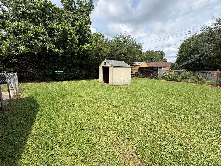 344 E Shelby Dr — Photo 2
