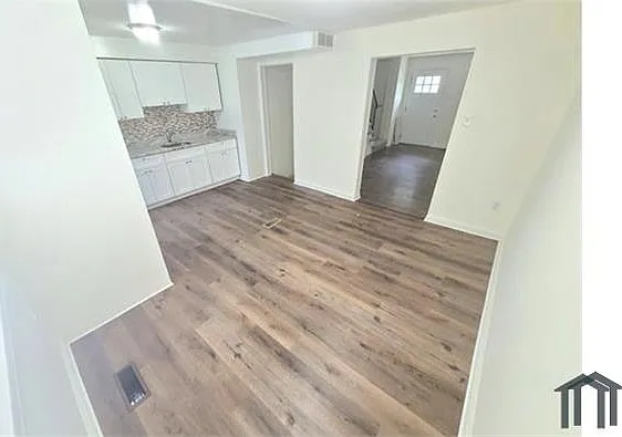 4 bed, $2,500 — Photo 2