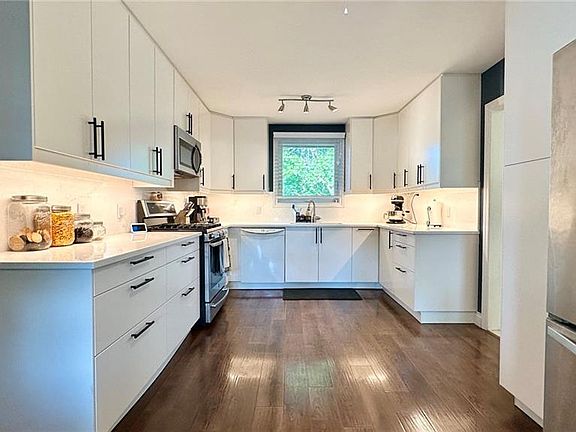 5th image of 10 Baltic Cir