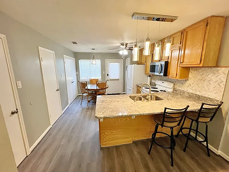 724 S Welch St #9 — Photo 3