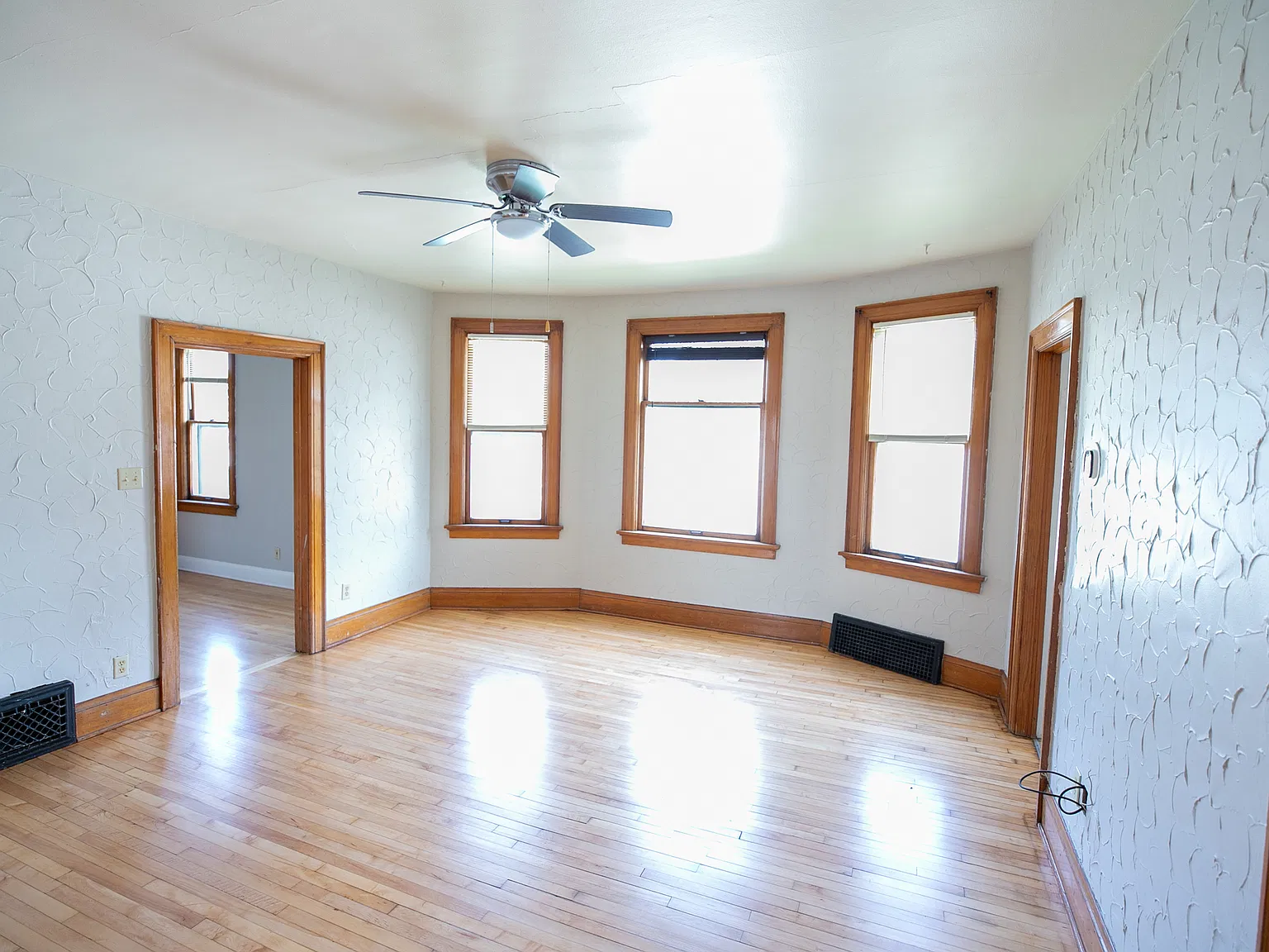3 bed, 1195 sqft, $1,675 — Photo 2