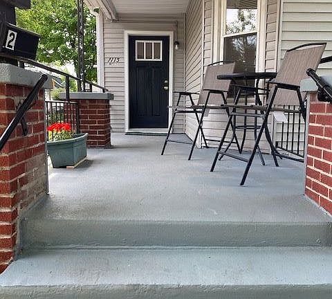 Welcome home - table, chairs flowers just waiting for you an
