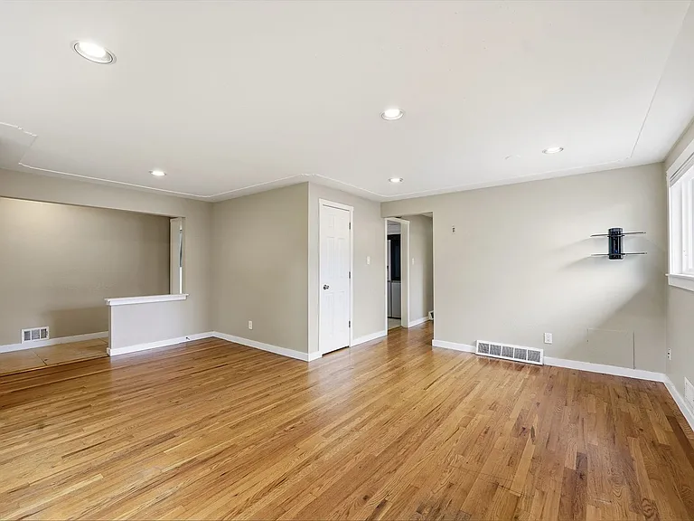 1275 W 4th Ave — Photo 6