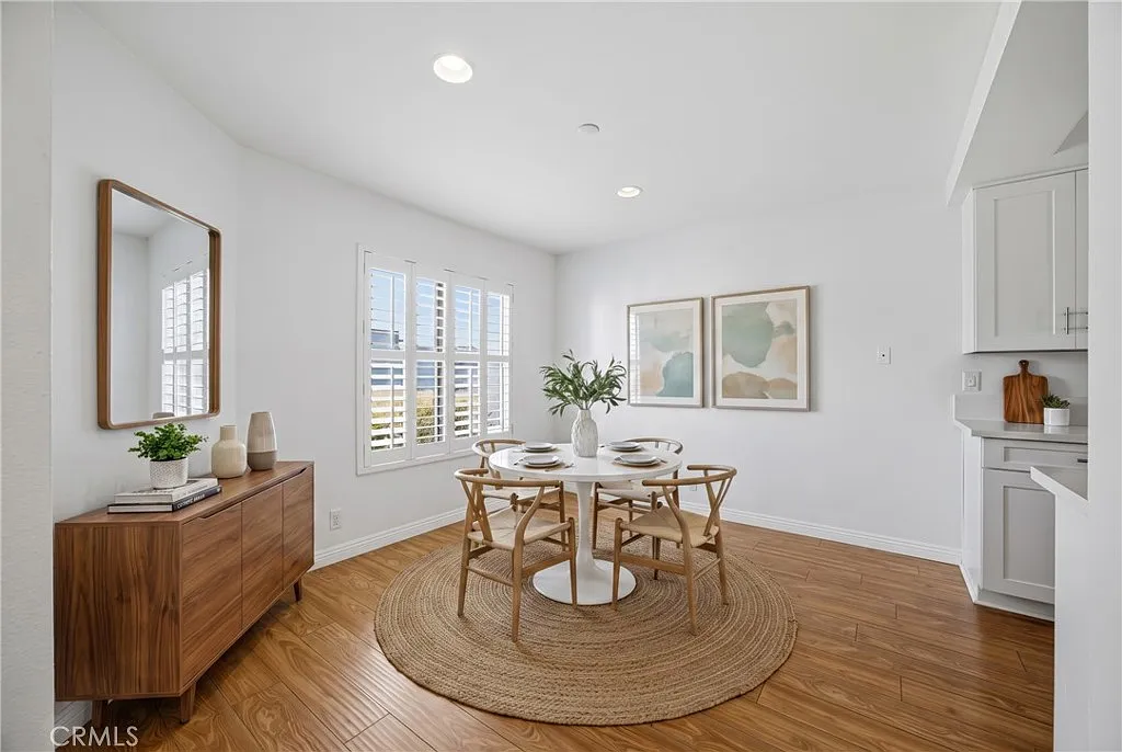 3 bed, 2.5 bath, 1398 sqft, $4,495 — Photo 3