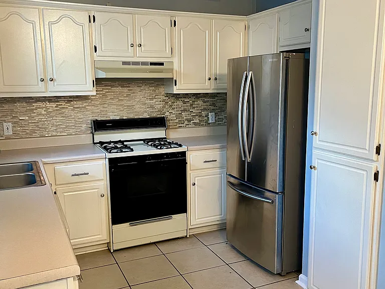 631 Albany St #1 — Photo 10