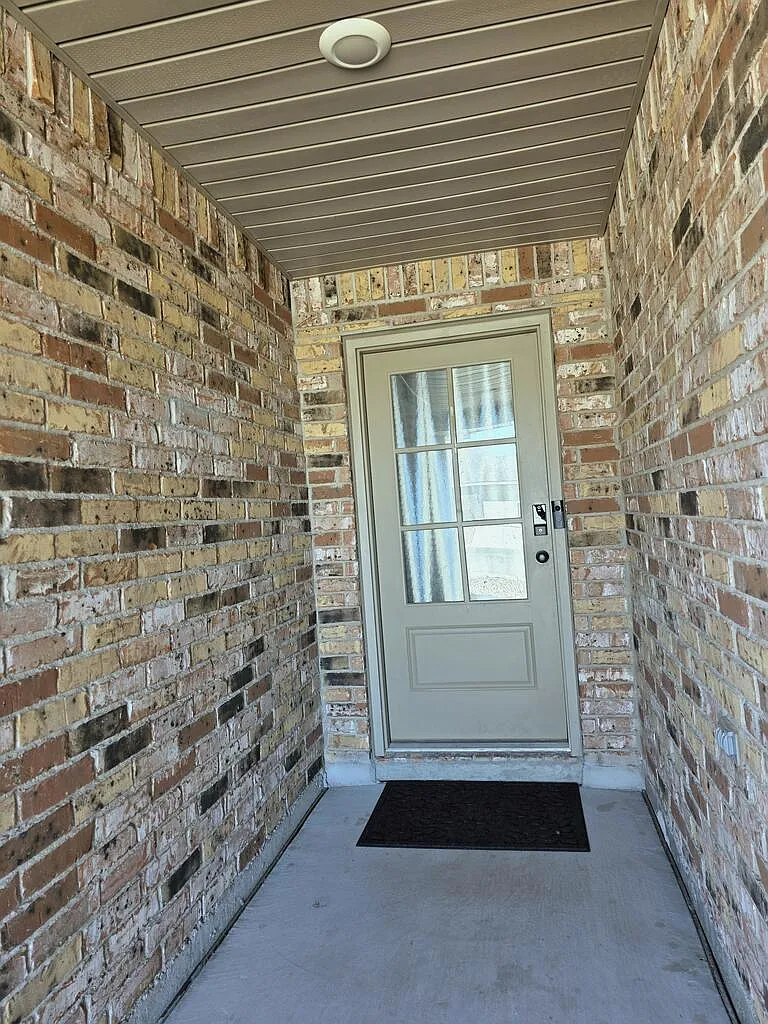 3 bed, 2.0 bath, 1923 sqft, $4,150 — Photo 2