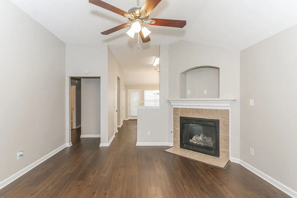 3 bed, 2.0 bath, 1183 sqft, $1,655 — Photo 4