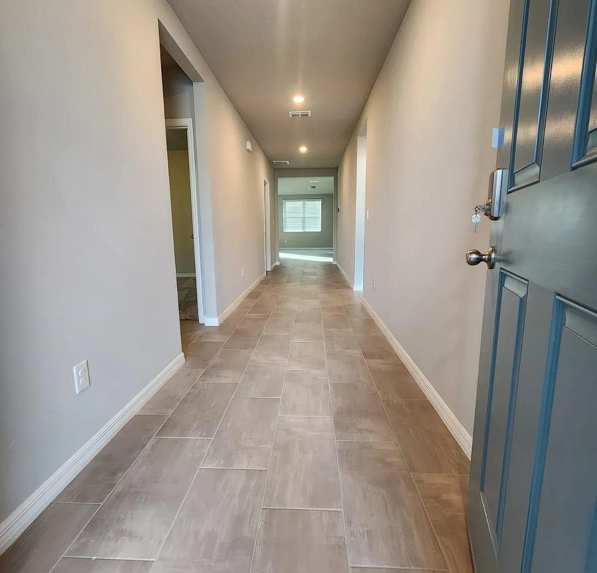 4 bed, 1988 sqft, $2,300 — Photo 2