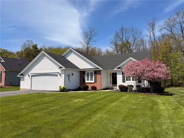 88 Leamington Cir, Rochester, NY 14626