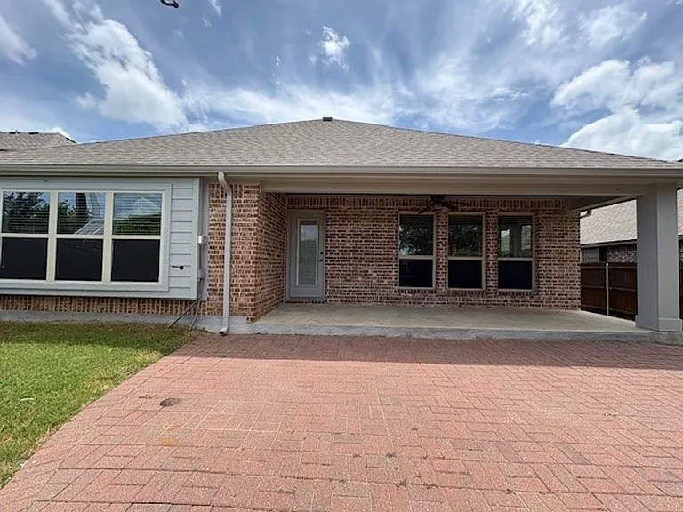 9400 Wellington Dr — Photo 2