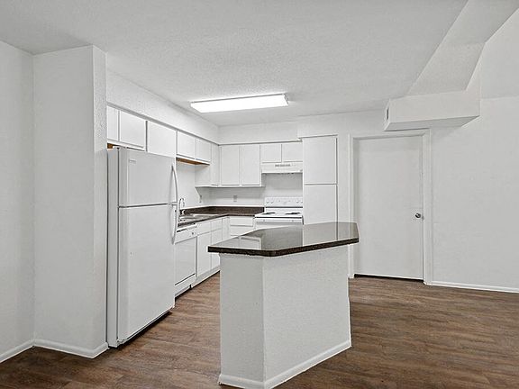 4th image of 4490 N Cleveland St #1711