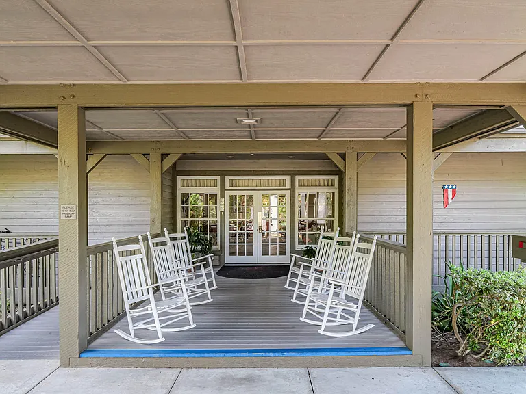 335 Hawthorne Ln — Photo 29