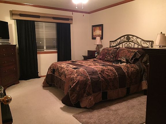 Master w/ lg walk-in closet