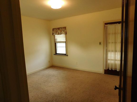 3rd image of 1565 Victoria Ave