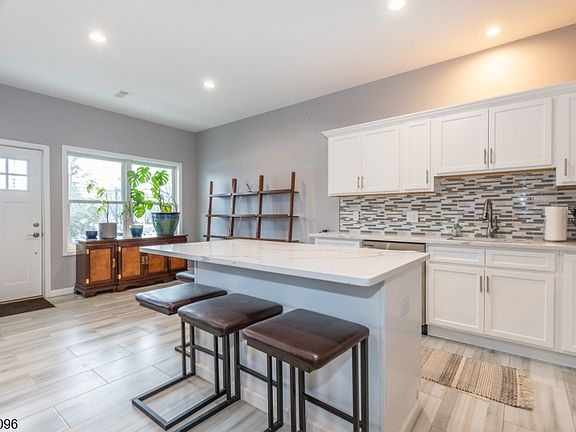 4th image of 165 Lakeside Rd