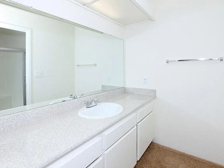 Carlyle Square Apartment Homes — Photo 28