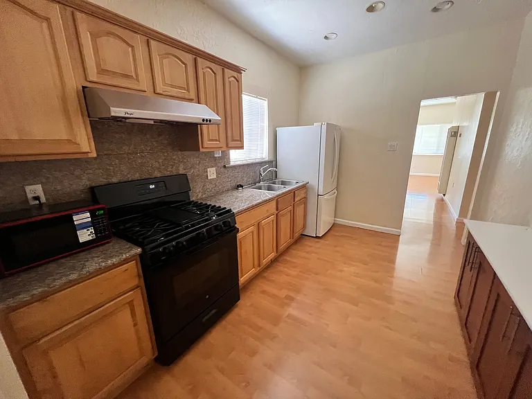 22970 Sutro St — Photo 11