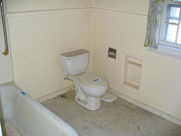 2nd image of 612 Heineman Blvd