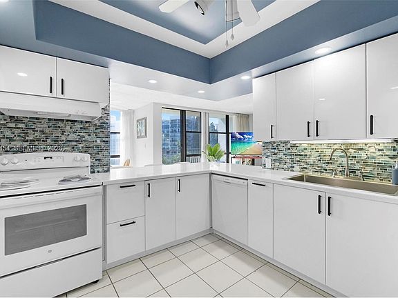 2nd image of 1000 Parkview Dr APT 518