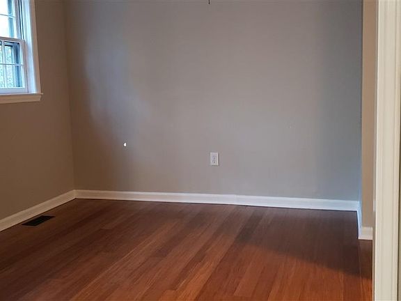 5th image of 147 Kingston Dr