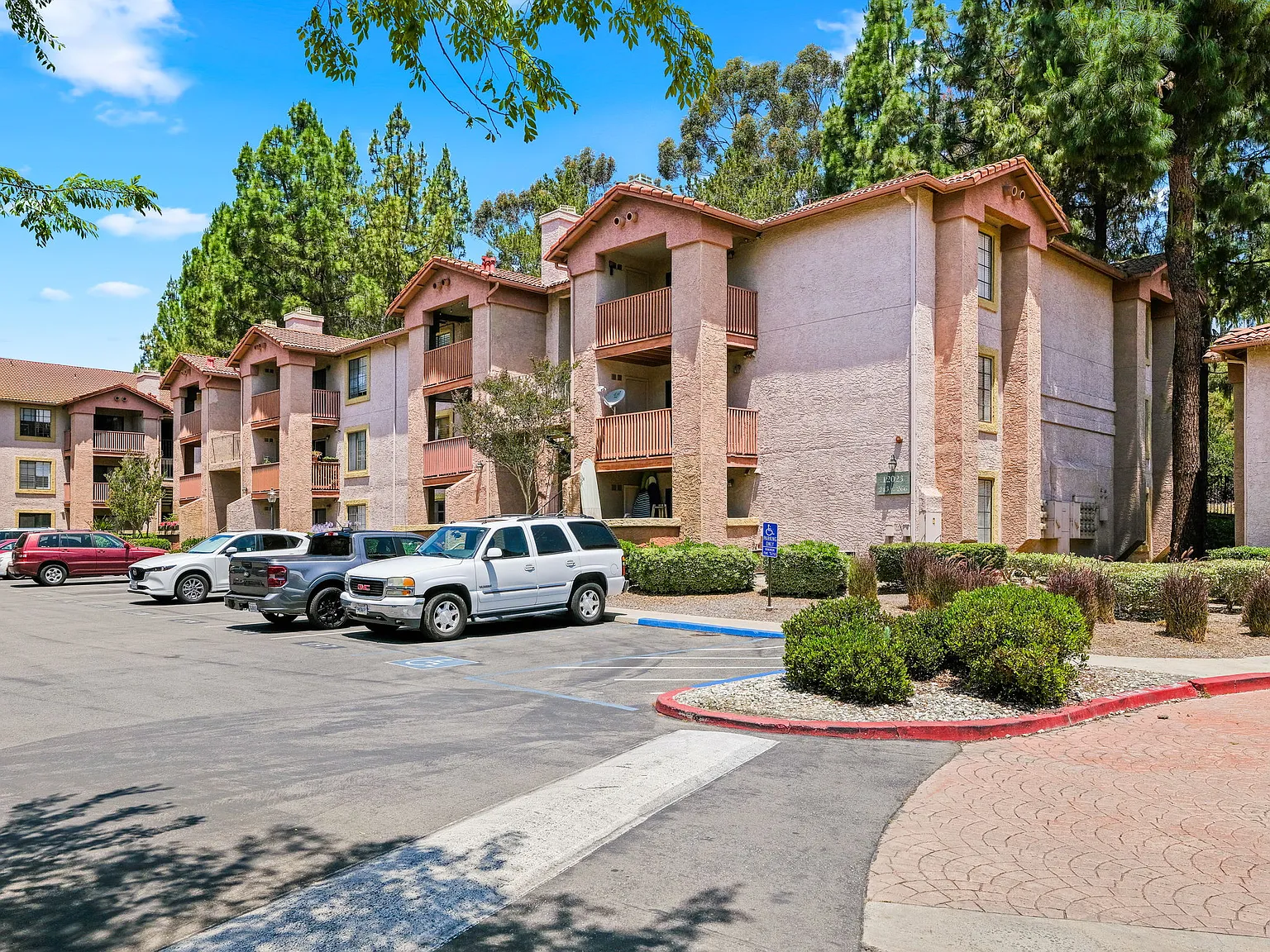 1 bed, 704 sqft, $2,490 — Photo 1