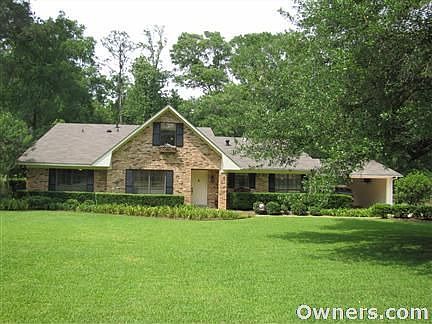 Beautiful Front Yard with Large Oak Tree