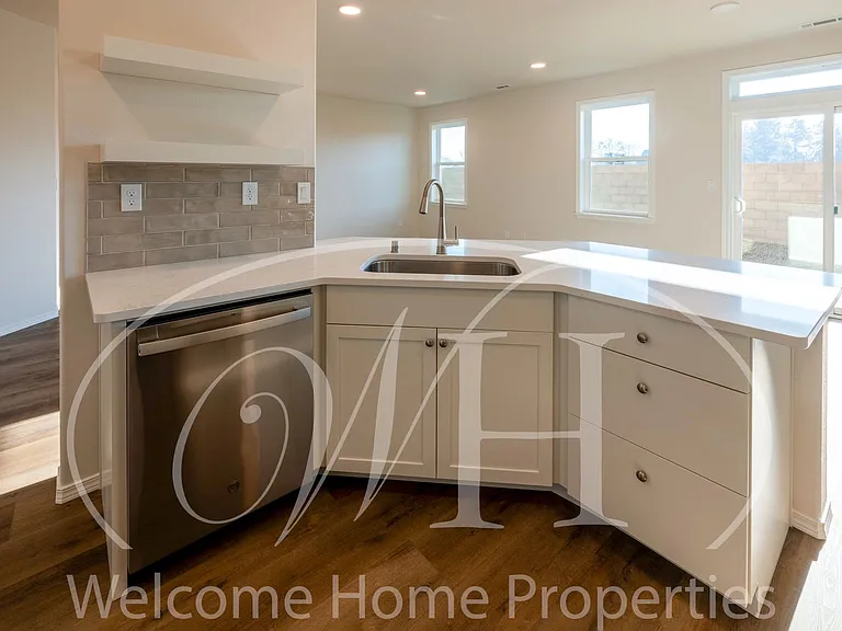 643 Ava St — Photo 17