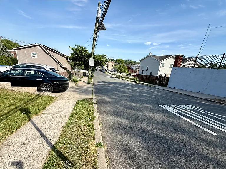 28 Burns Ave #1 — Photo 9