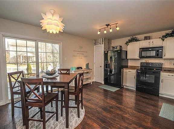 Eat-in kitchen