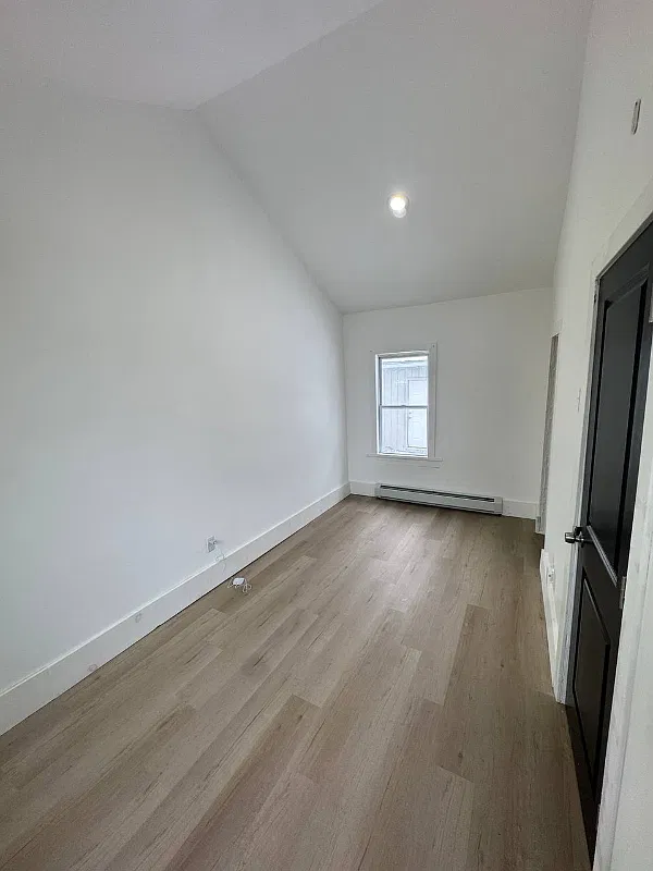 1 bed, 350 sqft, $997 — Photo 2