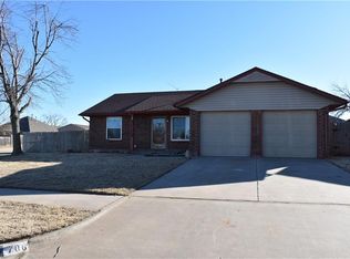 706 W Perry Dr, Mustang, OK 73064