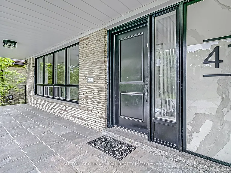 47 Waterloo Ave — Photo 2