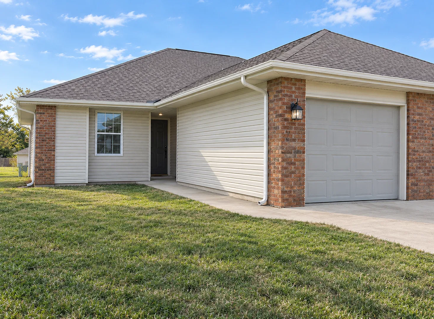 2 Bedroom - 2 Bathroom Duplex Fordland MO Available March 5th — Photo 1