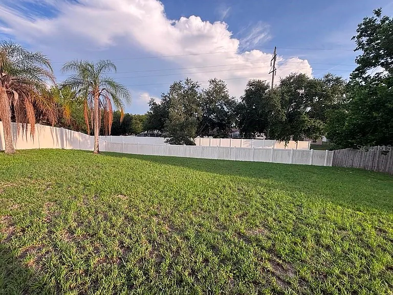 1004 Chateau Cir — Photo 36