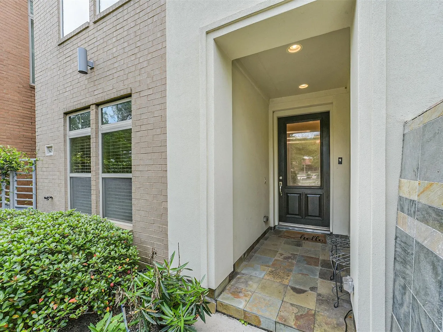 3 bed, 2.5 bath, 2782 sqft, $4,500 — Photo 2